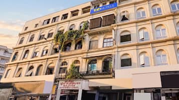 Un edificio de varios pisos con un letrero que dice 'fabHOTELS' en la parte superior.