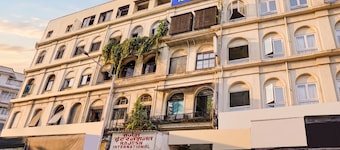 Fabhotel Blue Light