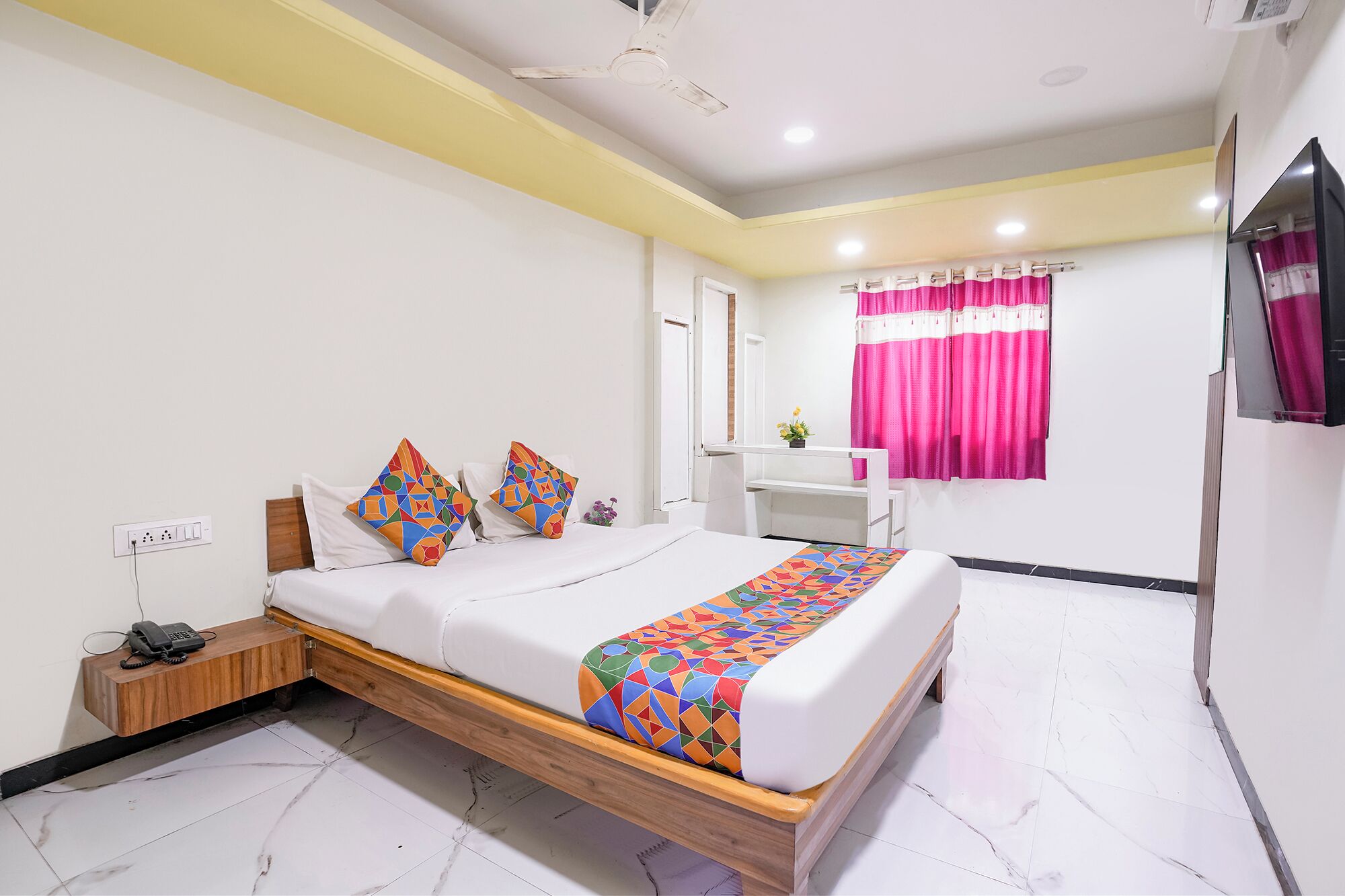 Egyptian cotton sheets, premium bedding, in-room safe, free WiFi