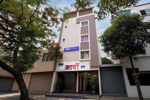 A hotel with a modern facade, a signboard with hotel name, and a visible entrance. - Fabhotel Aarvi Inn (Chhatrapati Sambhajinagar)