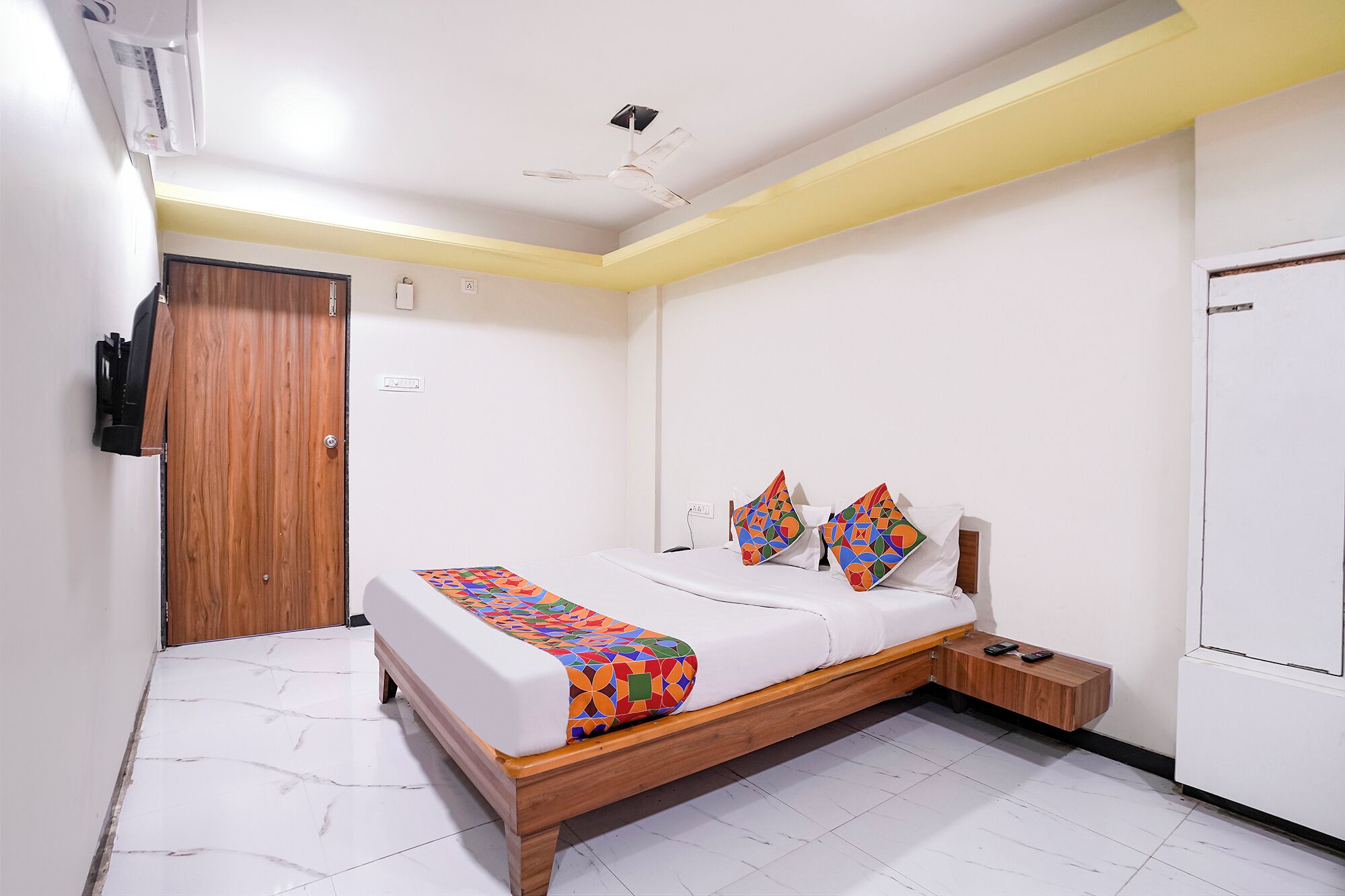 Un dormitorio con cama, mesita de noche y armario.