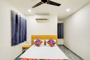 Shower, rainfall showerhead, free toiletries, towels - Fabhotel Che Sigma (Hyderabad)