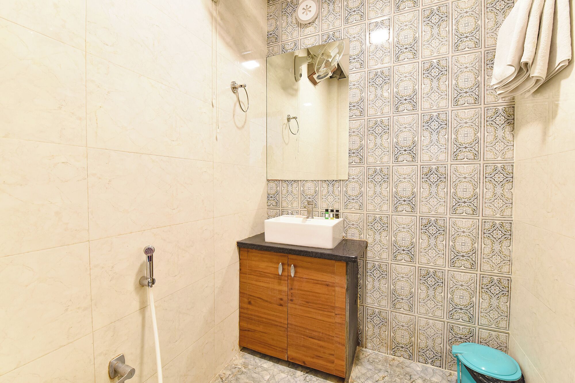Shower, rainfall showerhead, free toiletries, towels