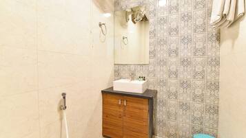 Shower, rainfall showerhead, free toiletries, towels
