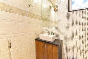 Dusche, Regendusche, kostenlose Toilettenartikel, Handtücher