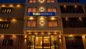 Un edificio de varios pisos con un cartel que dice 'fab hotels'.