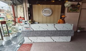 Reception - Fabhotel Chandra Dreams (Varanasi)