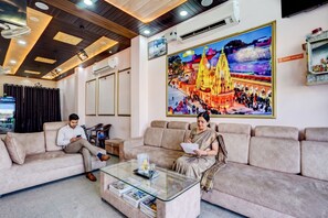 Lobby sitting area - Fabhotel Chandra Dreams (Varanasi)
