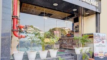 Pintu masuk properti