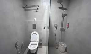 Deluxe-huone | Kylpyhuone | Suihku, sadesuihkupää, ilmaiset hygieniatuotteet, pyyhkeet