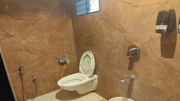 Deluxe Room | Bathroom | Shower, rainfall showerhead, free toiletries, towels