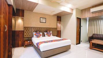 Egyptian cotton sheets, premium bedding, in-room safe, free WiFi