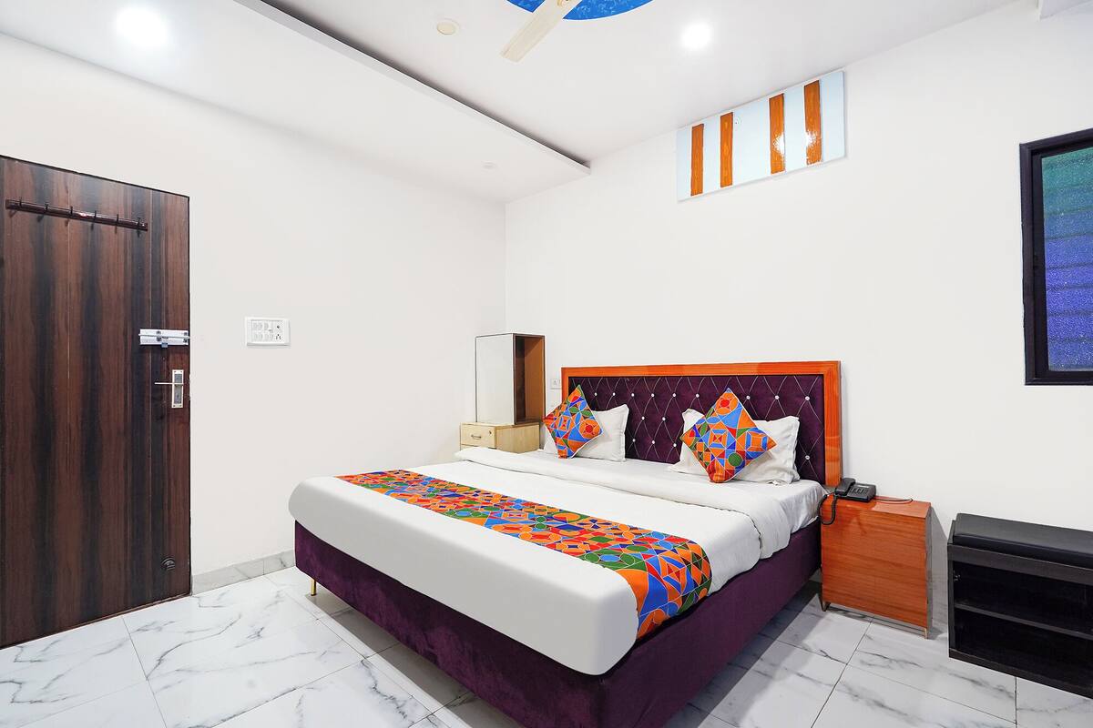 Un dormitorio con cama, mesita de noche y armario.