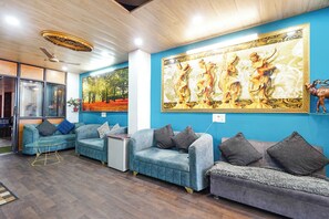 Lobby sitting area - Fabhotel Prakash & Sons (Bhopal)