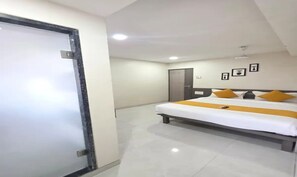 Egyptian cotton sheets, premium bedding, in-room safe, free WiFi - Fabhotel Rs Regency (Mumbai)