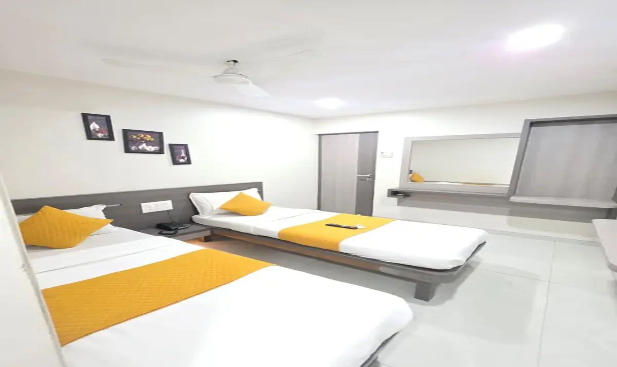Egyptian cotton sheets, premium bedding, in-room safe, free WiFi