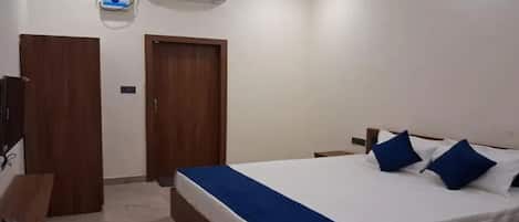 Egyptian cotton sheets, premium bedding, in-room safe, free WiFi