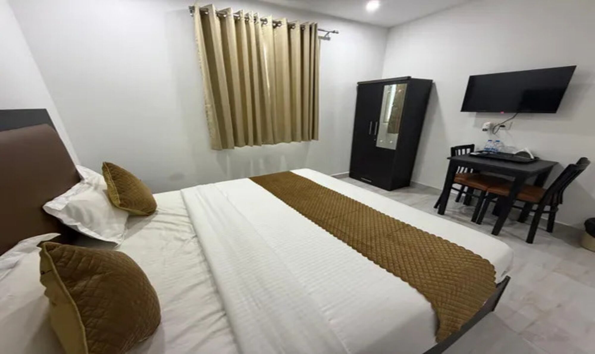 Egyptian cotton sheets, premium bedding, in-room safe, free WiFi