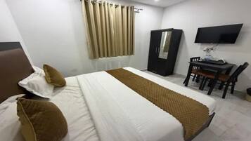 Egyptian cotton sheets, premium bedding, in-room safe, free WiFi