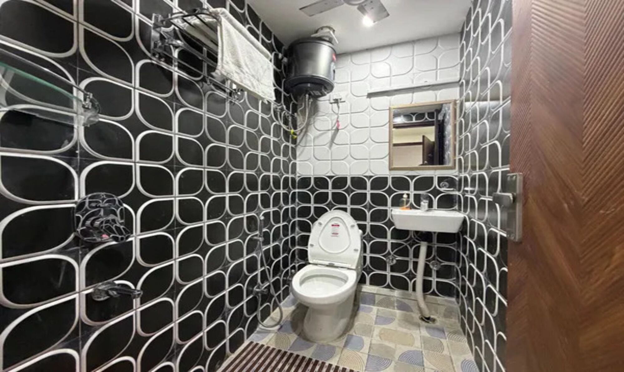 Deluxe Room | Bathroom | Shower, rainfall showerhead, free toiletries, towels