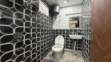Deluxe Room | Bathroom | Shower, rainfall showerhead, free toiletries, towels