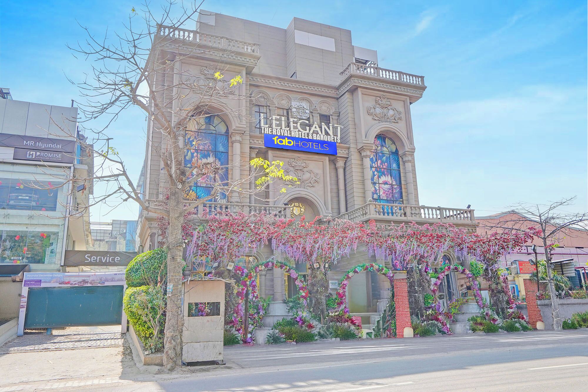 Ein Gebäude mit einem Schild für 'The Royal Hotel & Banquets' und 'Fab Hotels'.