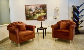 Lobby sitting area - Fabhotel Gracia Golf (Gurugram)