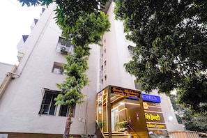 Un hotel con un cartel que indica 'Sunday Residence Lodging & Boarding Hotels'.