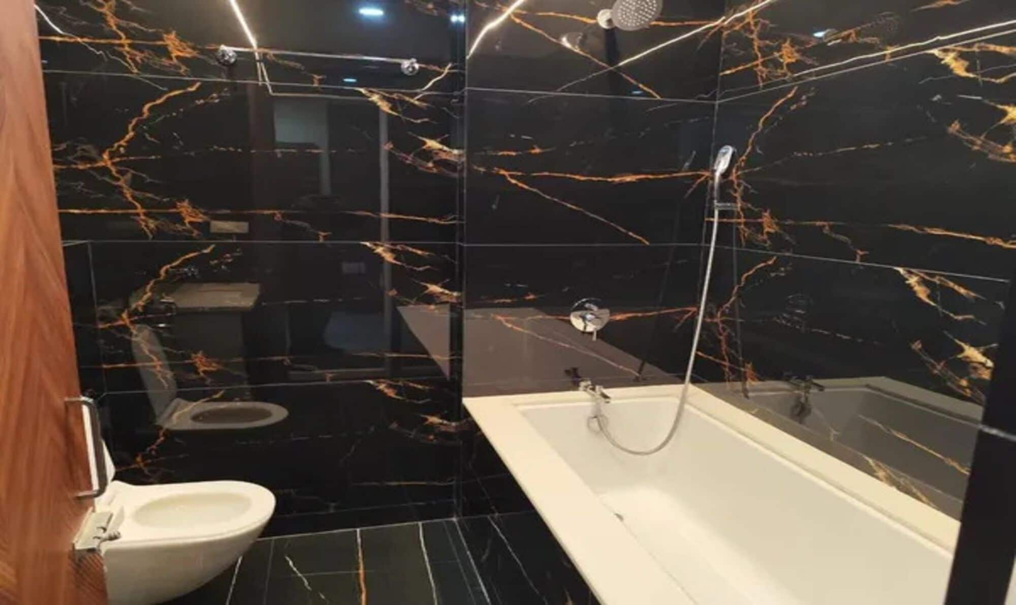 Quarto luxo | Banheiro | Chuveiro, chuveiro com efeito de chuva, produtos de toalete grátis 