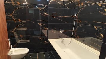 Quarto luxo | Banheiro | Chuveiro, chuveiro com efeito de chuva, produtos de toalete grátis