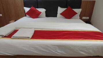 Egyptian cotton sheets, premium bedding, in-room safe, free WiFi