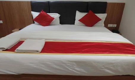 Bettwäsche aus ägyptischer Baumwolle, hochwertige Bettwaren, Zimmersafe. Fabhotel A Square