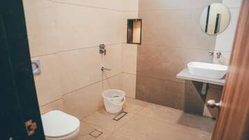 Deluxe Room | Bathroom | Shower, rainfall showerhead, free toiletries, towels