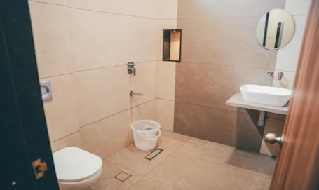 Deluxe-Zimmer | Badezimmer | Dusche, Regendusche, kostenlose Toilettenartikel, Handtücher. Fabhotel A Square