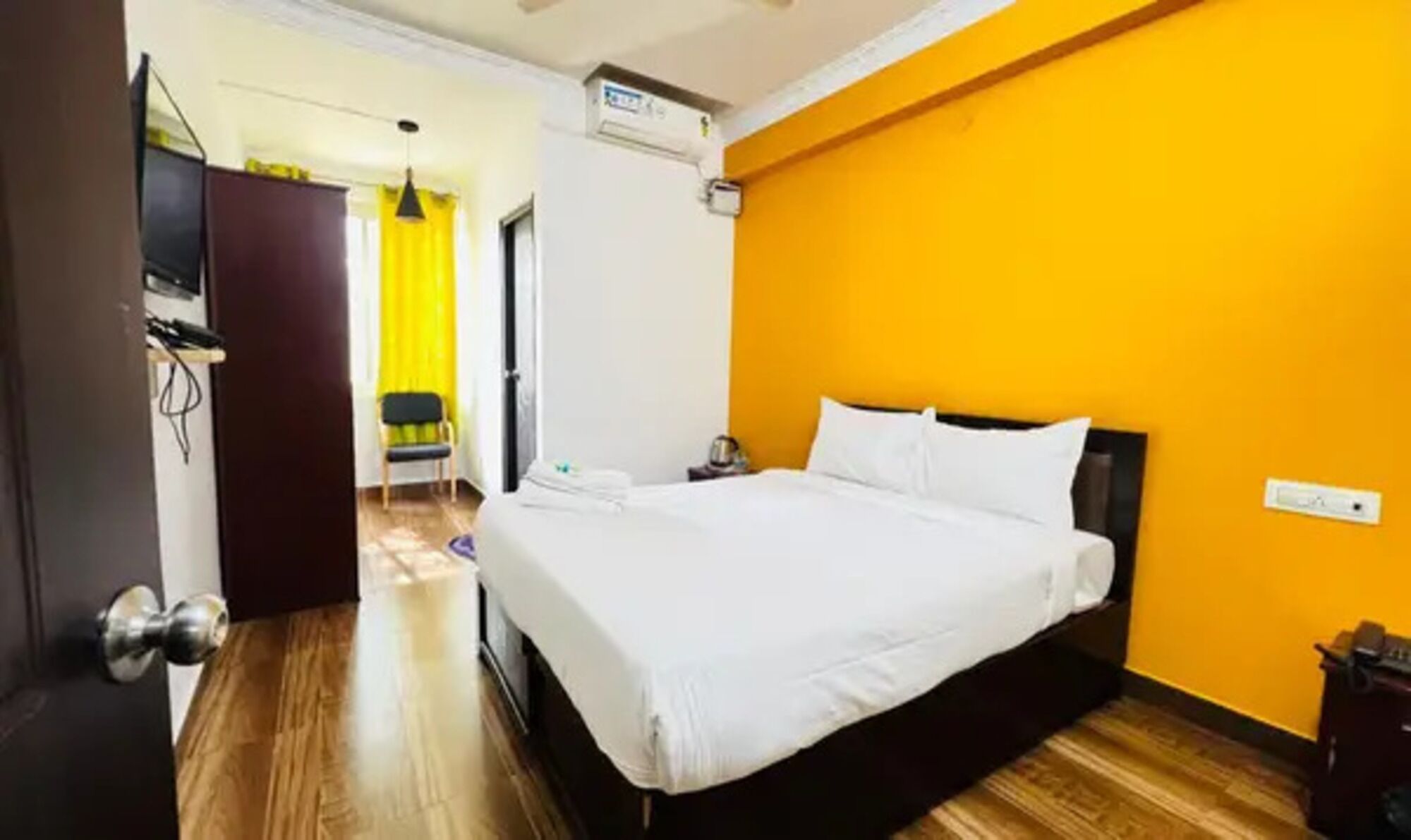 Egyptian cotton sheets, premium bedding, in-room safe, free WiFi