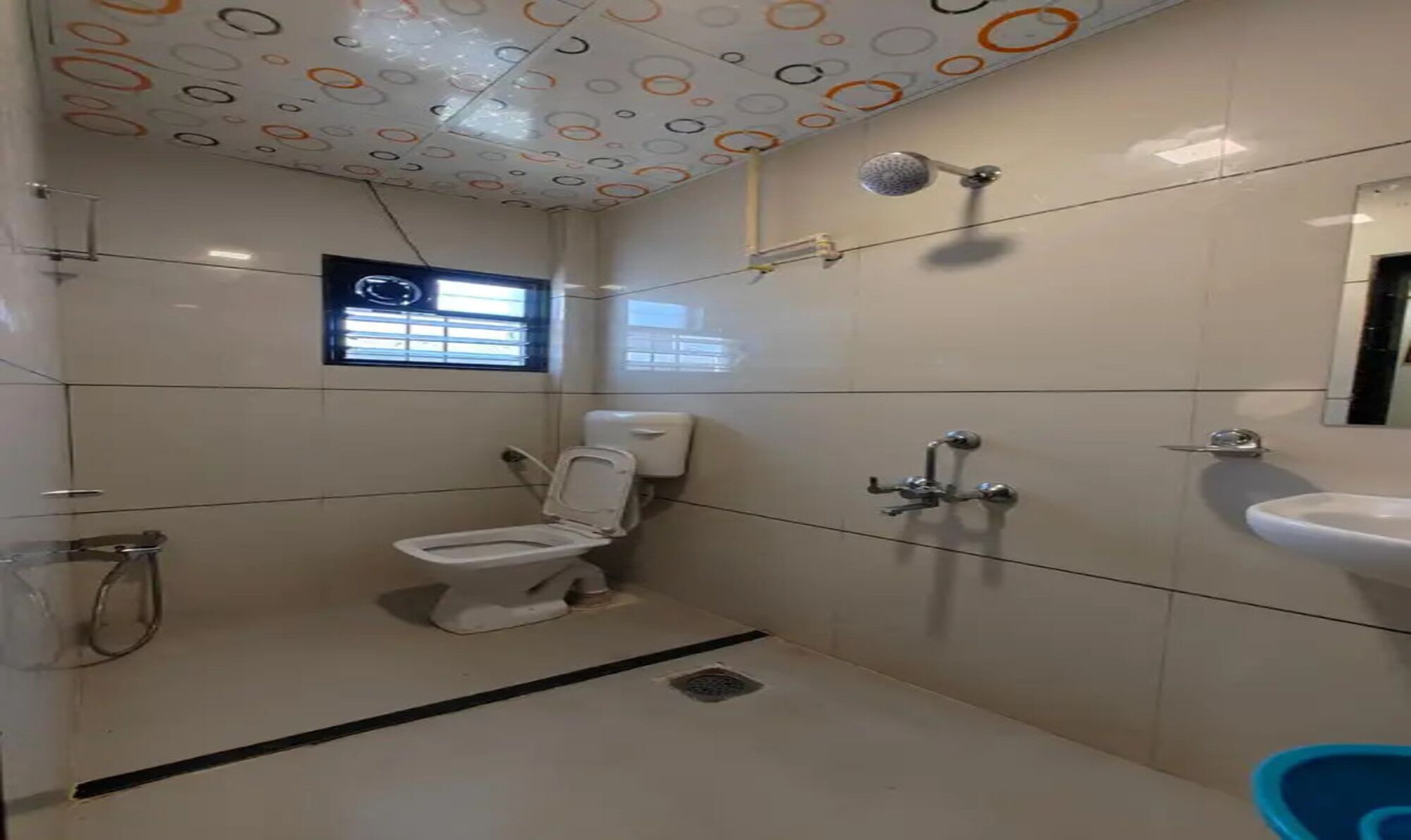 Deluxe Room | Bathroom | Shower, rainfall showerhead, free toiletries, towels