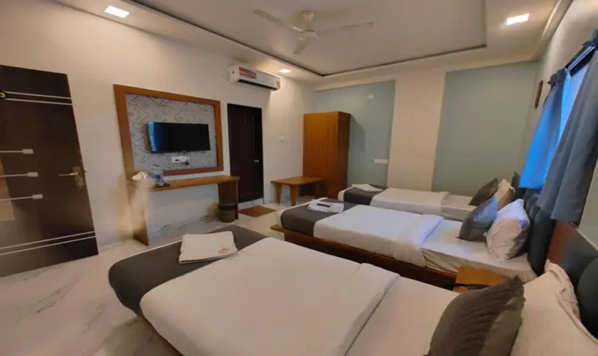 Egyptian cotton sheets, premium bedding, in-room safe, free WiFi