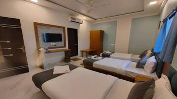 Egyptian cotton sheets, premium bedding, in-room safe, free WiFi