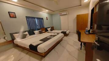 Egyptian cotton sheets, premium bedding, in-room safe, free WiFi