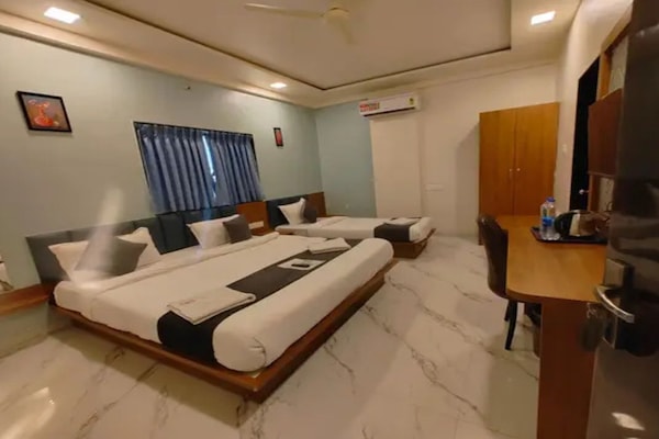 Egyptian cotton sheets, premium bedding, in-room safe, free WiFi