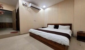 Egyptian cotton sheets, premium bedding, in-room safe, free WiFi