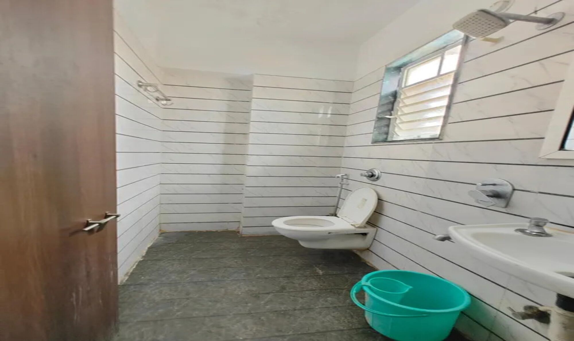 Shower, rainfall showerhead, free toiletries, towels