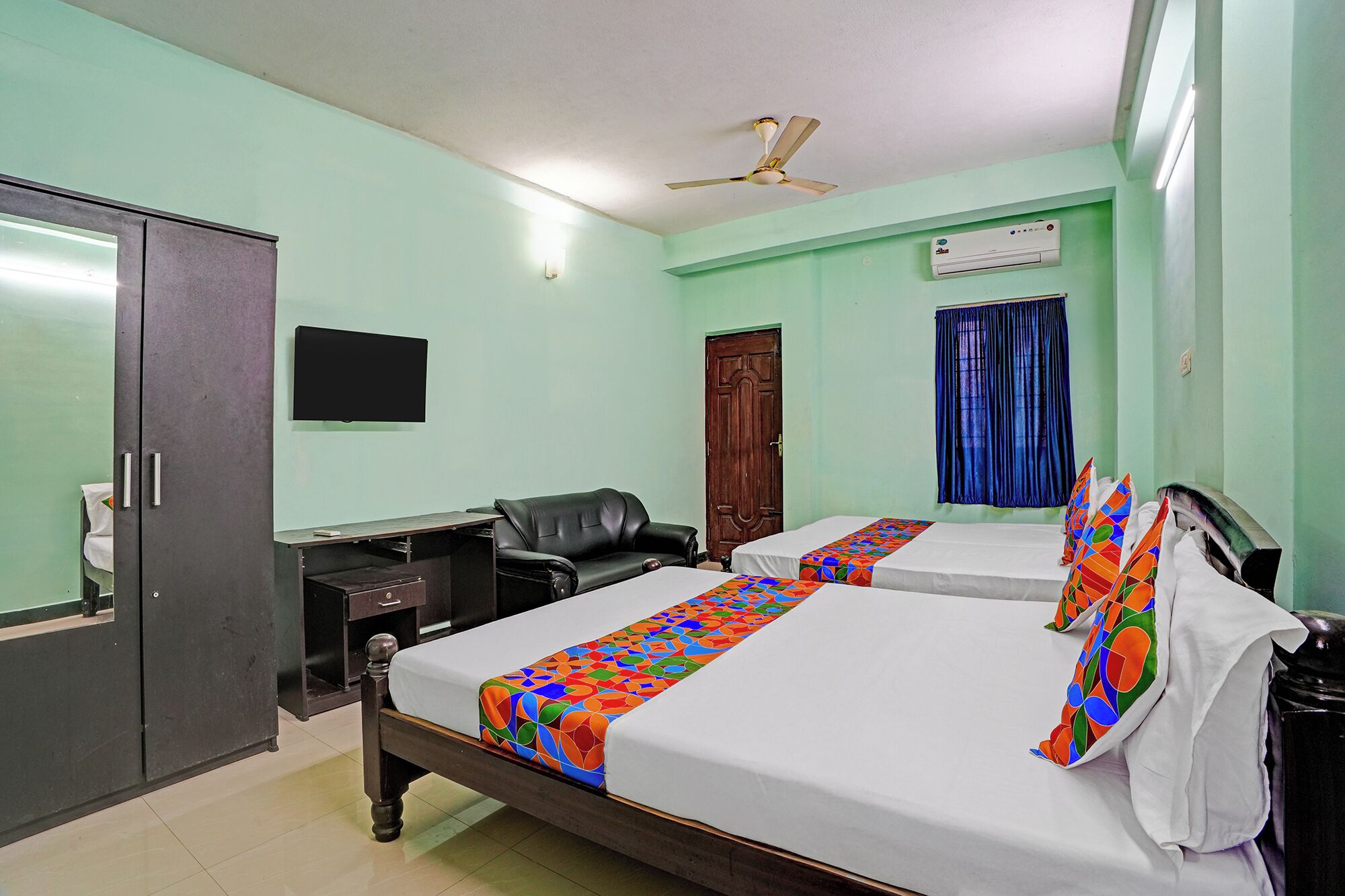 Egyptian cotton sheets, premium bedding, in-room safe, free WiFi