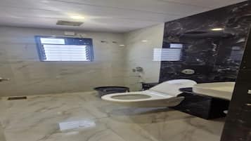 Kamar Premium | Kamar mandi | Shower, pancuran hujan, perlengkapan mandi gratis, dan handuk
