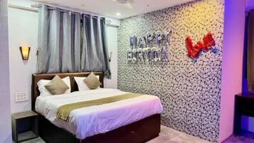 Egyptian cotton sheets, premium bedding, in-room safe, free WiFi