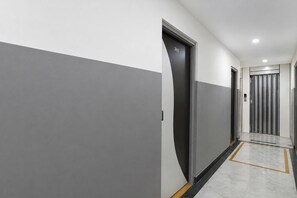 Lobby - Fabhotel Br Green (Indore)