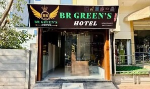 Property entrance - Fabhotel Br Green (Indore)