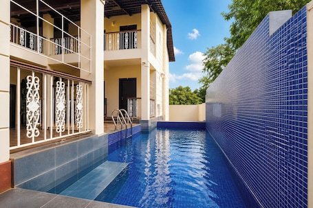 Swim-up bar. FabHotel Nature’s Nest In - Nr. Candolim Beach