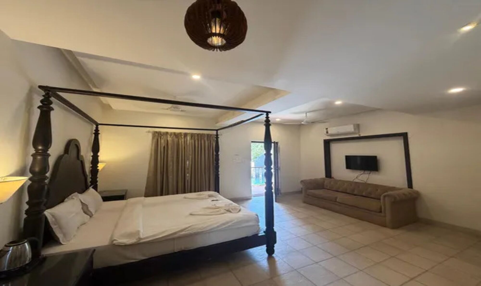 Egyptian cotton sheets, premium bedding, in-room safe, free WiFi