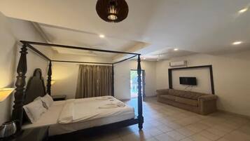 Egyptian cotton sheets, premium bedding, in-room safe, free WiFi